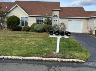 572 Nutley Dr #B, Monroe Township, NJ 08831