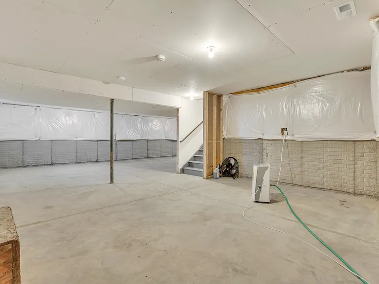 241 Sunstone Ln — Photo 3