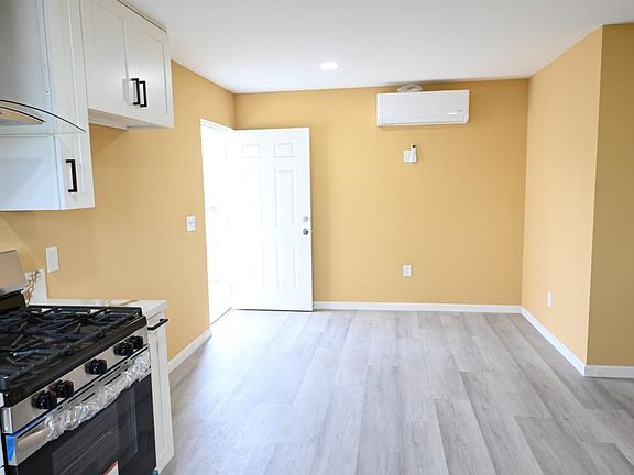 4th image of 10701 1/2 Doty Ave
