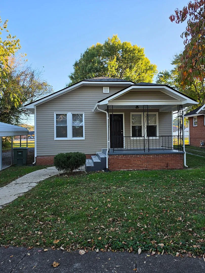 Renovated 2/1 colonial style cottage on quiet street with large laundry room, cellar, and carport. — Photo 1