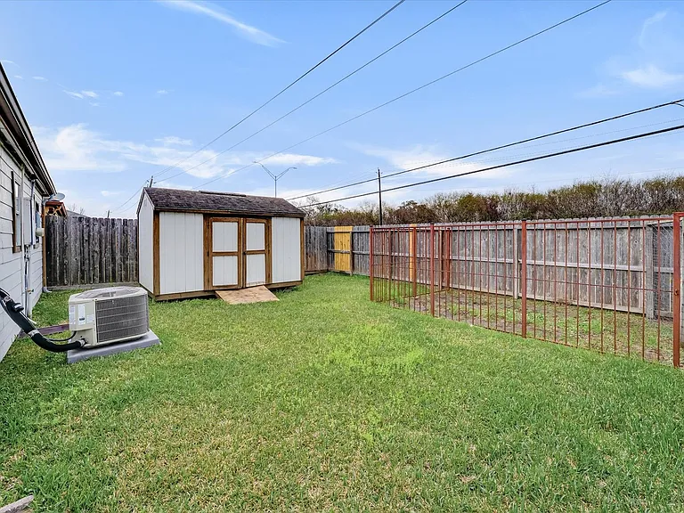 9407 Stockwell Dr — Photo 23