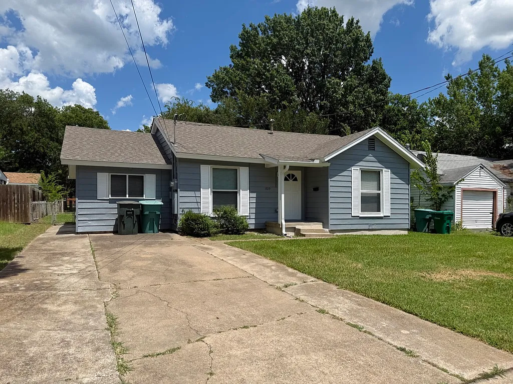 3 bed, 1082 sqft, $1,300 — Photo 1