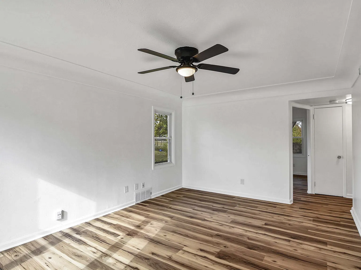 2 bed, 696 sqft, $1,300 — Photo 4