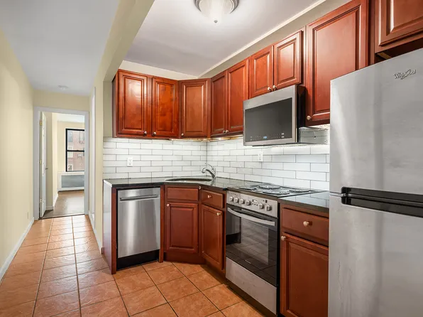 252 Elizabeth Street image 1 of 7