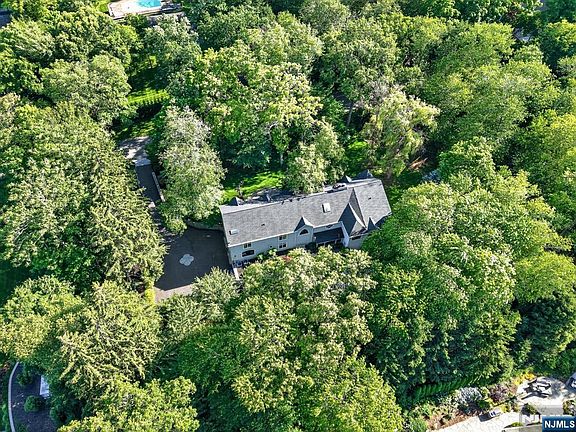 5th image of 11 Pine Tree Dr
