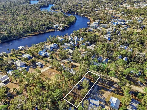 317 Cedar St NE, Steinhatchee, FL 32359