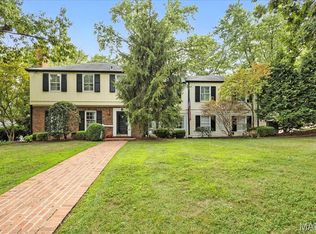 2 Nassau Dr, Saint Louis, MO 63124