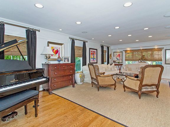 4th image of 135 Redwood Drive