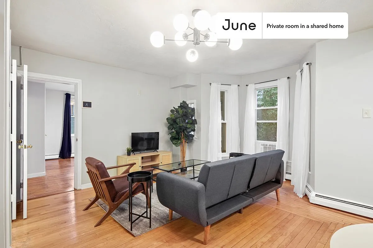 Queen bedroom in 2 bed/1.5 bath home in Newton Corner #776 B — Photo 3