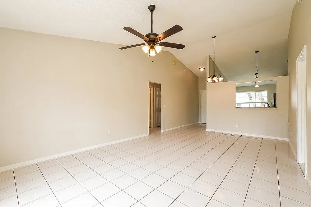 3 bed, 2.0 bath, 1208 sqft, $1,935 — Photo 4