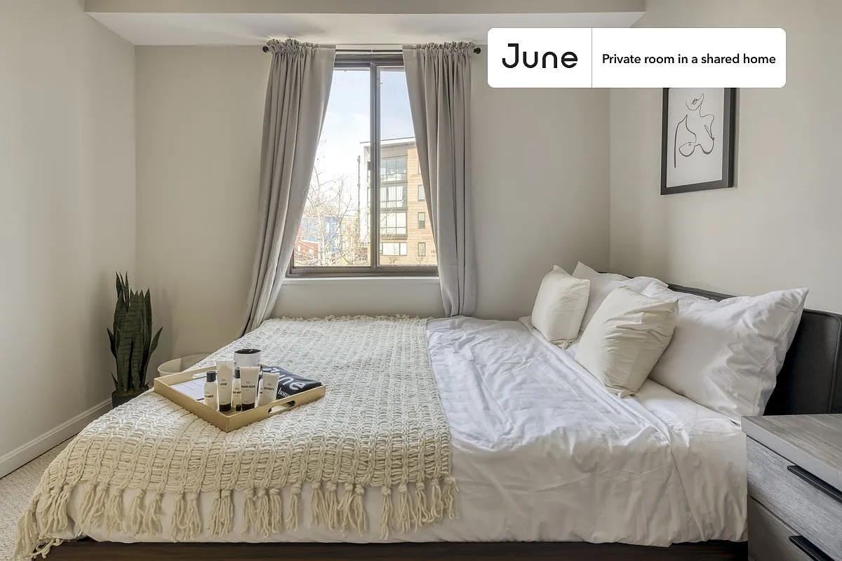 Queen bedroom in 5 bed/2.5 bath home in H Street #288 B — Photo 2
