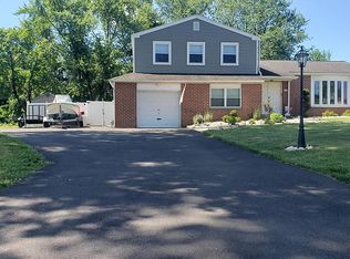 43 Rotterdam Rd W, Holland, PA 18966