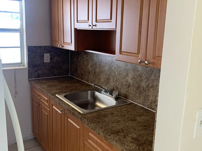Jaclyn Apartments — Photo 28