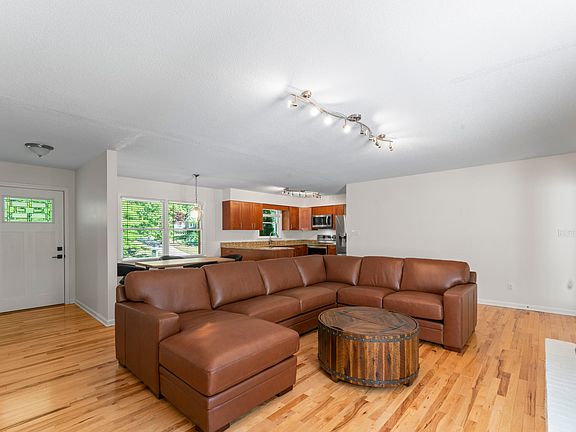 3rd image of 204 Rosehaven Dr