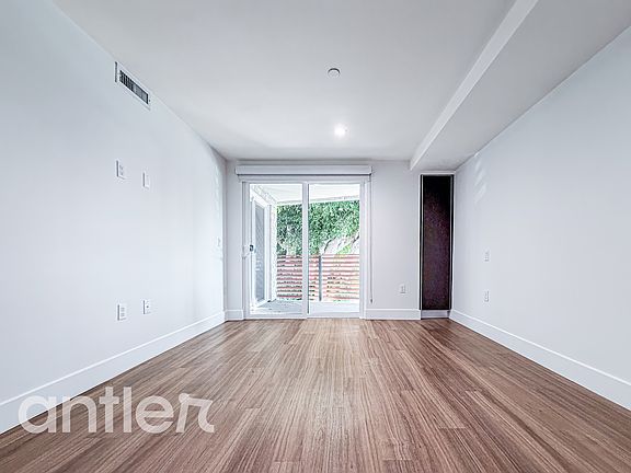 5th image of 1538 Purdue Ave #S404