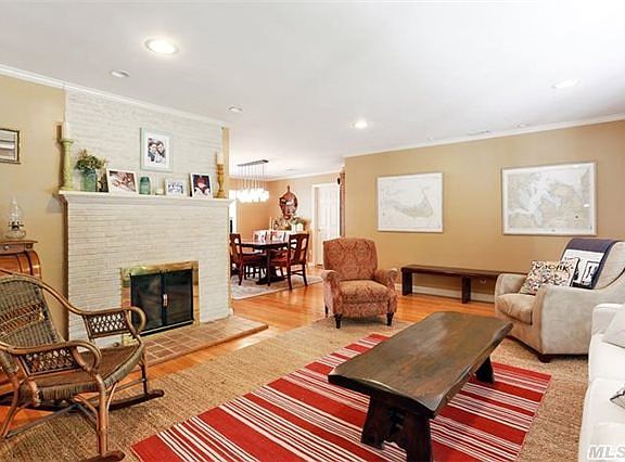 3rd image of 629 N Village Ave