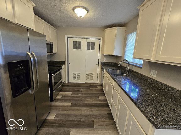 4th image of 240 Benton Dr