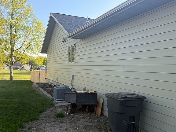 5th image of 302 E Jefferson St