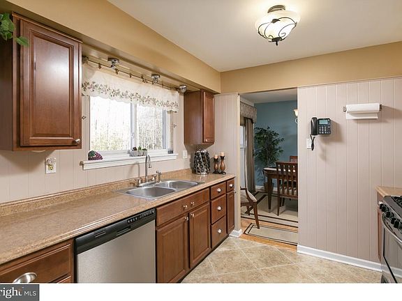 5th image of 1009 Brown Ln