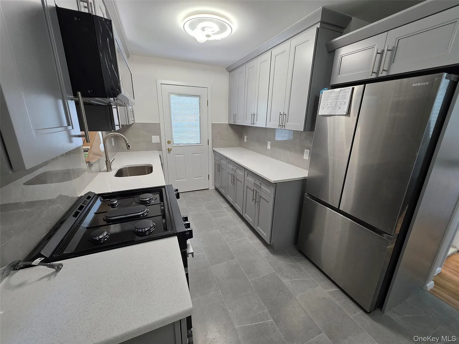 2 bed, 1.0 bath, 900 sqft, $3,200 — Photo 1