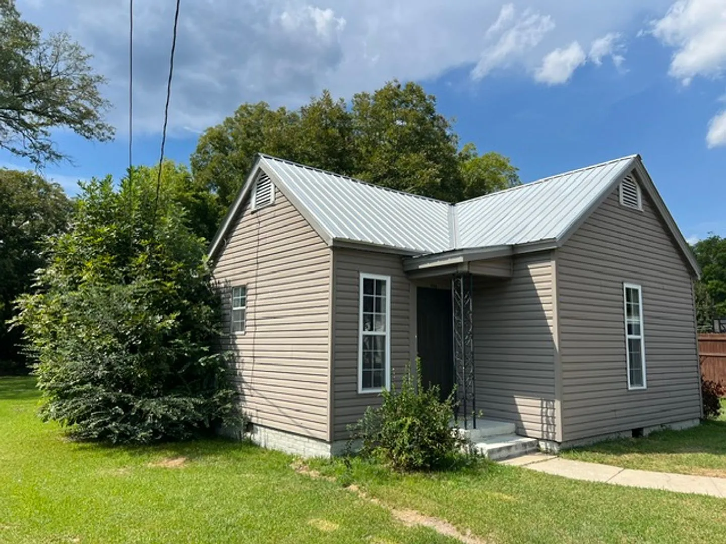 Renovated 3 Bedroom 1 Bath Home for Rent — Photo 1