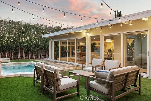 1436 Irvine Ave — Photo 17