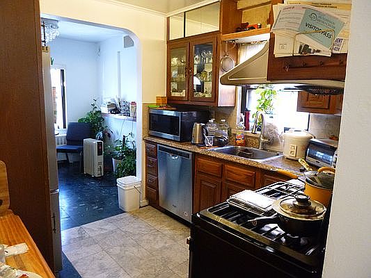3rd image of 2546 Laconia Ave Floor 1