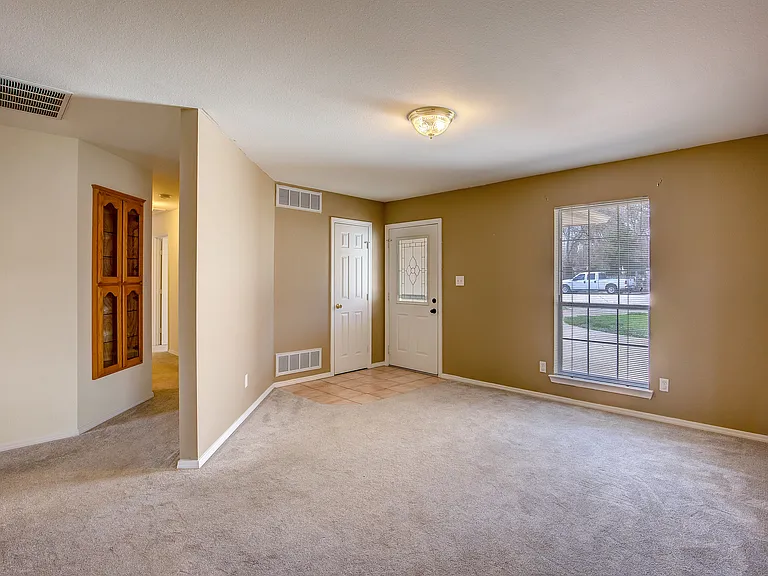 4804 Edgewater Dr — Photo 4