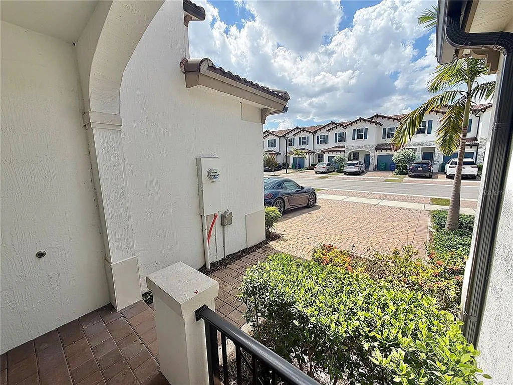 3 bed, 2.5 bath, 1442 sqft, $3,350 — Photo 4