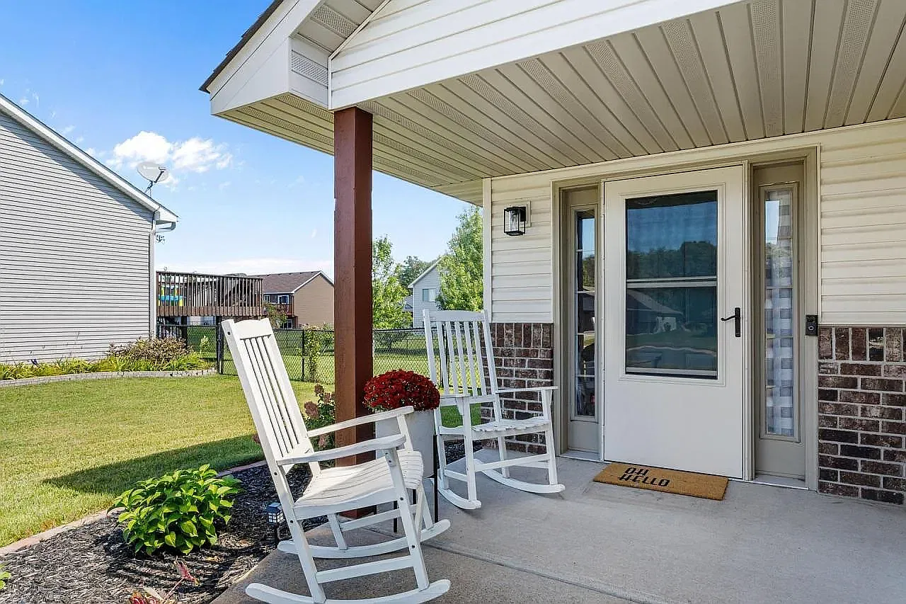 2 bed, 1132 sqft, $1,900 — Photo 2