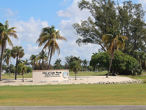 4th image of 206 N Palmway