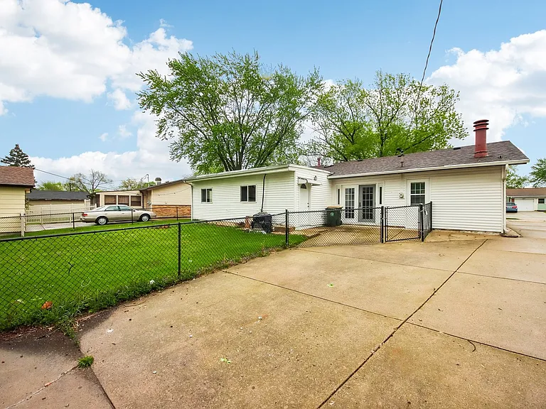 670 Lakeview Ln — Photo 2