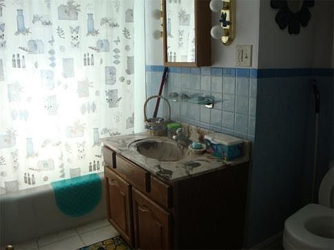 3rd image of 1508 Woodlawn St