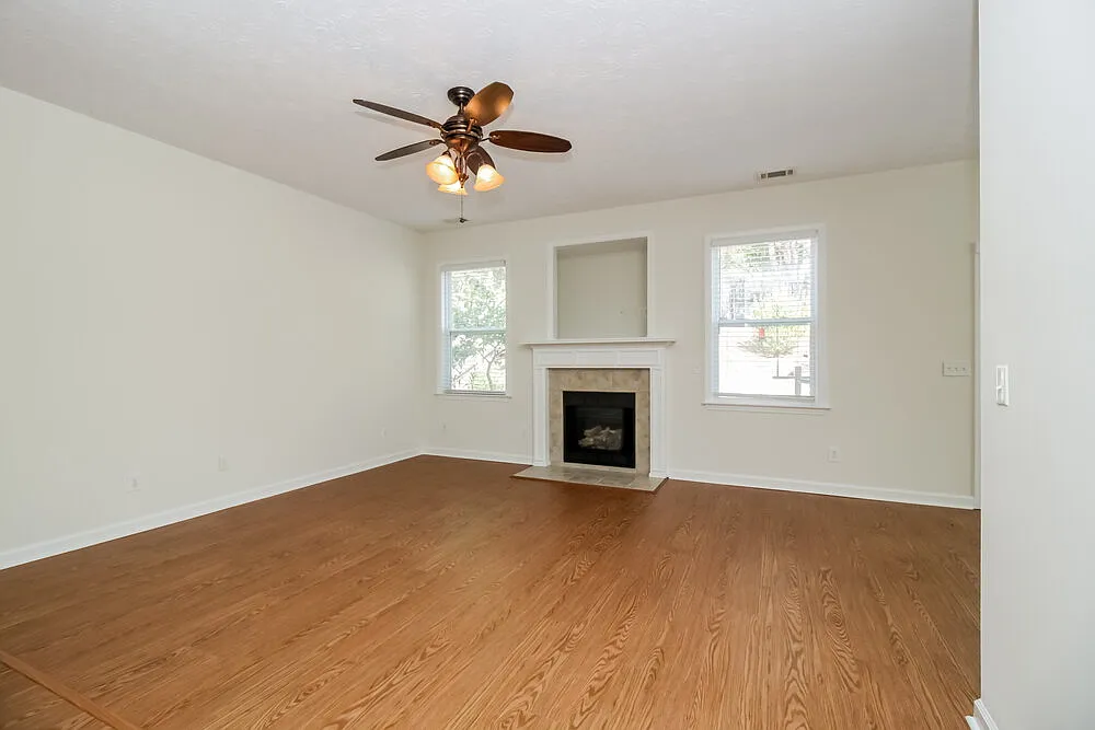 5 bed, 3.0 bath, 2408 sqft, $3,340 — Photo 3