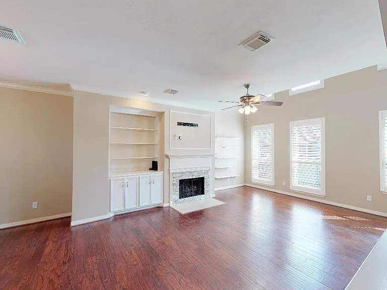 2128 Gillette St — Photo 4
