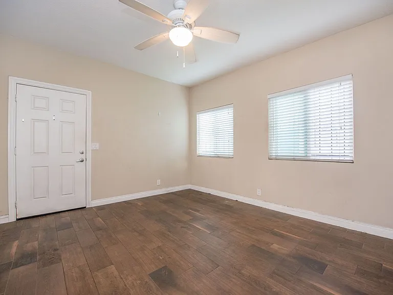 12511 Columbia Way — Photo 4