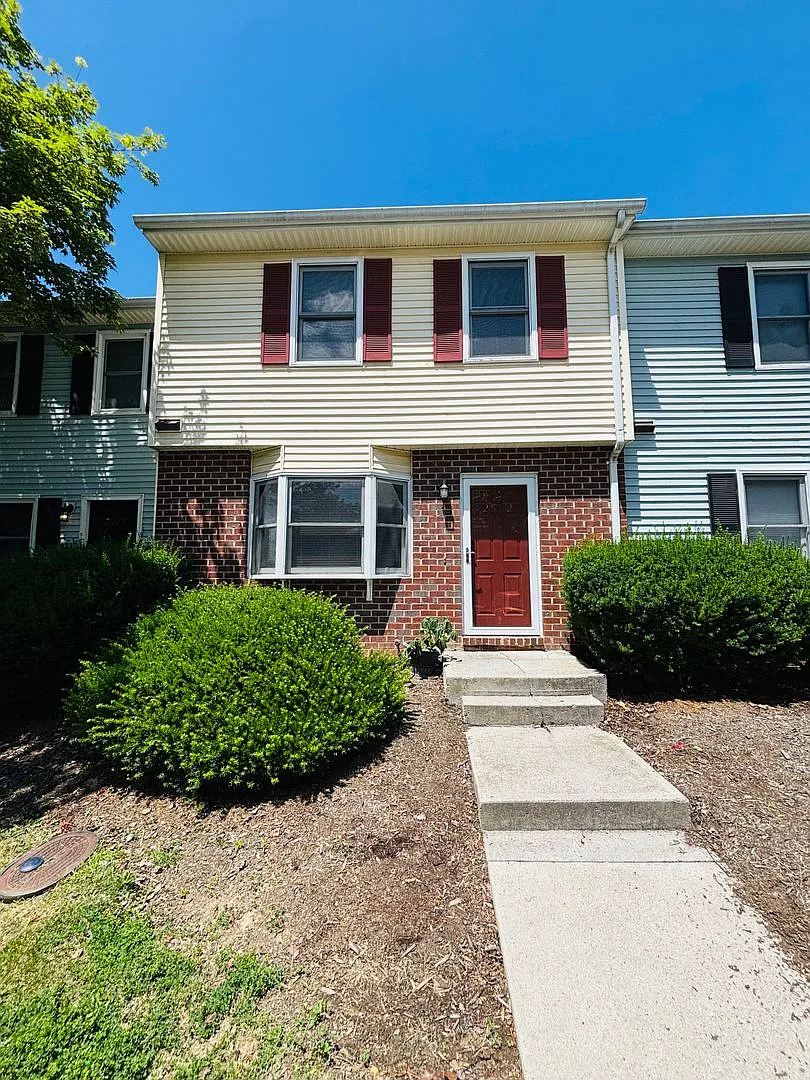 4 Bedroom, 3.5 Bath Townhouse — Photo 1