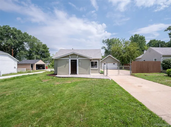 21705 Maxine St, Saint Clair Shores, MI 48080