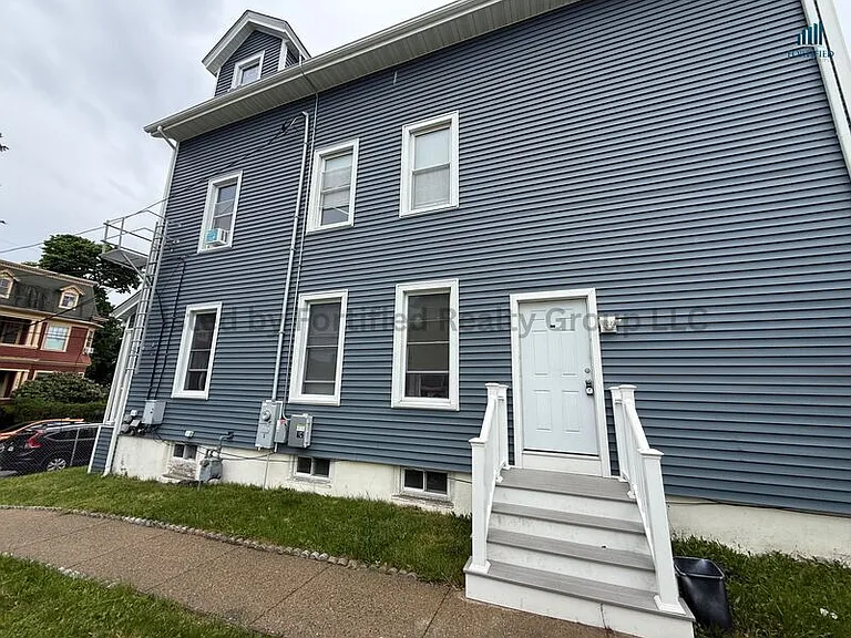 552 Maple St #1R — Photo 12