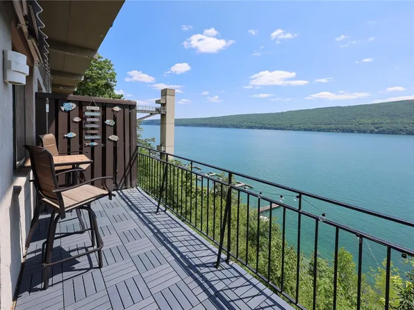 2 Cliffside Dr, Canandaigua, NY 14424