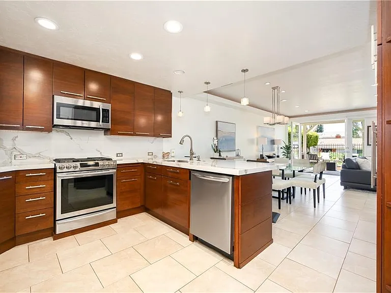 24472 Overlake Dr — Photo 15