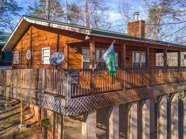 518 Parton Dr, Gatlinburg, TN 37738