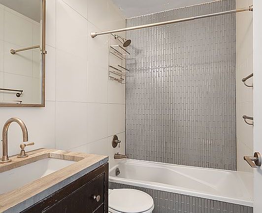 5th image of 212 E 47th St APT 25A