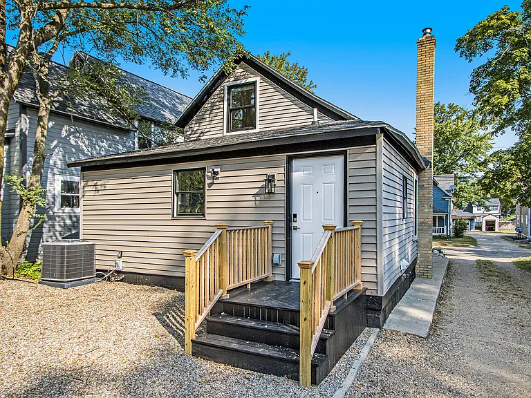 723 McCourtie St — Photo 15