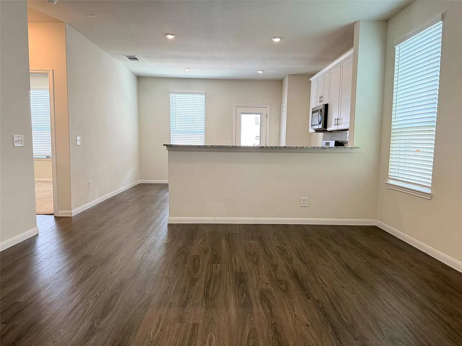 3 bed, 2.0 bath, 1197 sqft, $1,900 — Photo 3