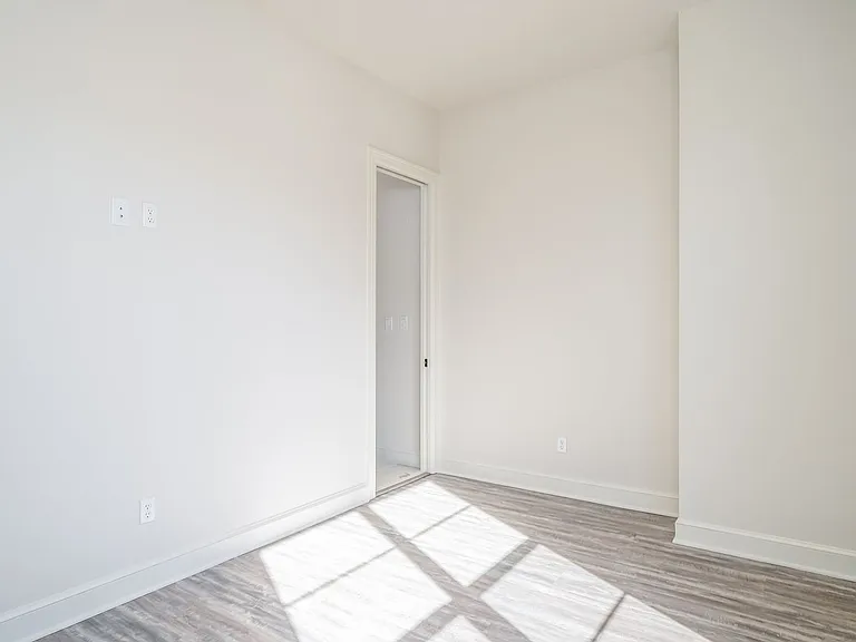 528 W Erwin — Photo 17