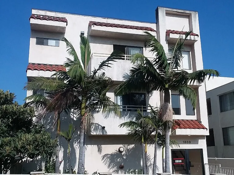 1850 Winona Blvd #204 — Photo 1