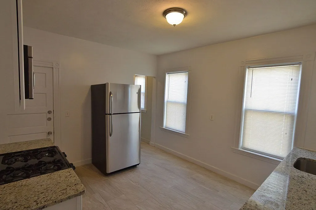 3 bed, 1.0 bath, 1200 sqft, $2,975 — Photo 2