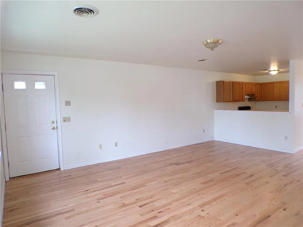 2 bed, 2.0 bath, 900 sqft, $1,750 — Photo 4