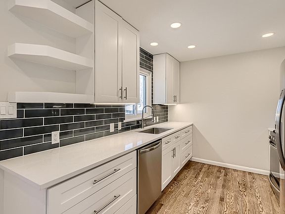 Brand new kitchen with quartz countertops, new appliances and mountain views from the sink!